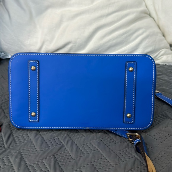 Large Dooney satchel in excellent conditions. No signs of wear no stains - Picture 2 of 6